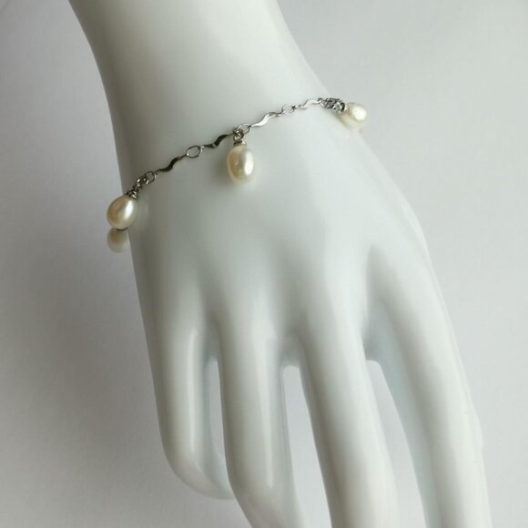 White freshwater pearl droplet bracelet - Picture 2 of 7